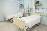 простые медицинские кровати в больнице